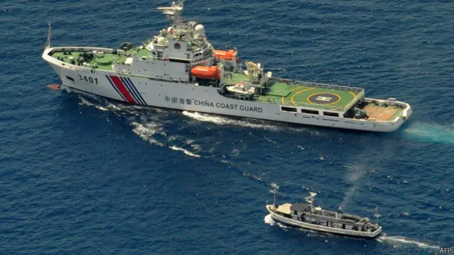 Tàu tuần duyên Trung Quốc và tàu tiếp tế của Philippines đối đầu gần bãi Cỏ Mây tháng 03/2014