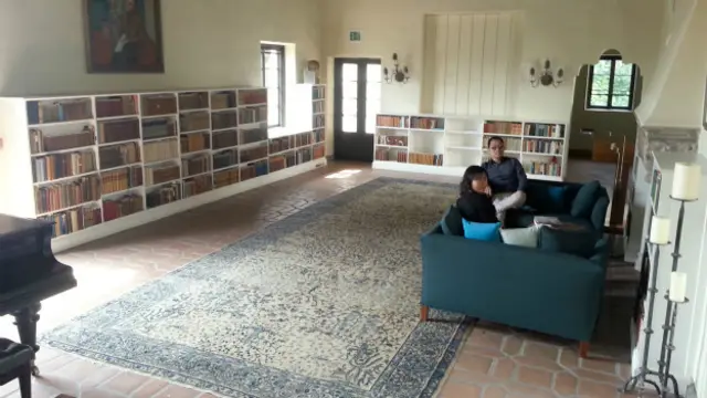 Phòng khách Villa Aurora có nhiều sách, tranh ảnh và cây đàn piano làm từ thời phím trắng còn làm bằng ngà voi thật