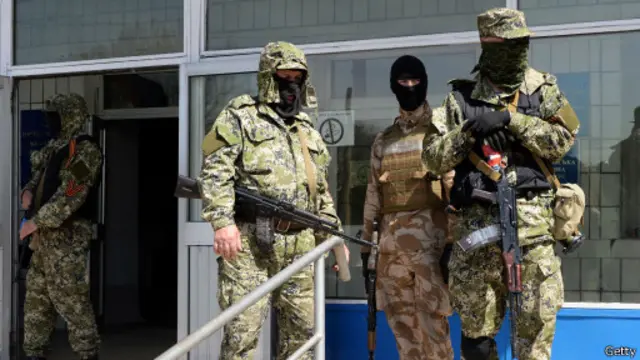 Люди в камуфляже у здания администрации Константиновки