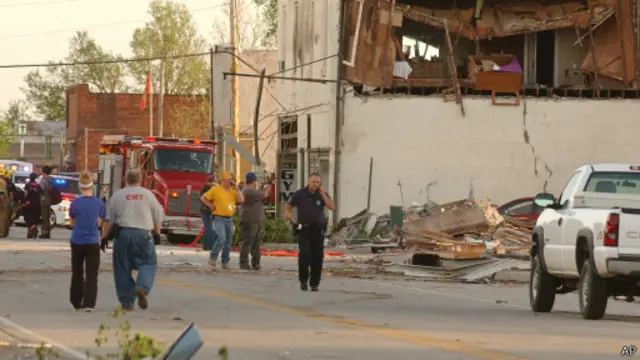 Разрушения на главной улицы городка Квапау