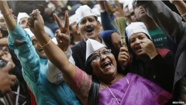 الٹی کشتی کی شکل والی ٹوپی کی سیاست میں واپسی