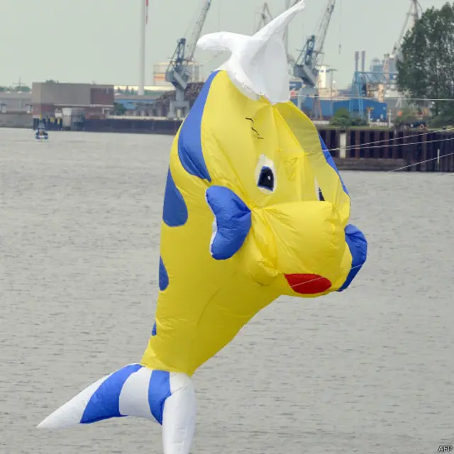 شمالی جرمنی میں پتنگ بازی کے فیسٹیول کے مچھلي نما پتنگوں کو دیکھ کر ایسا لگ رہا تھا جیسے سمندر سے مچھلیاں نکل کر آسمان میں پہنچ گئی ہوں۔بریمین کے مقام پر منعقد ہونے والے اس فیسٹیول میں 100 سے زیادہ پتنگ بازوں نے حصہ لیا۔
