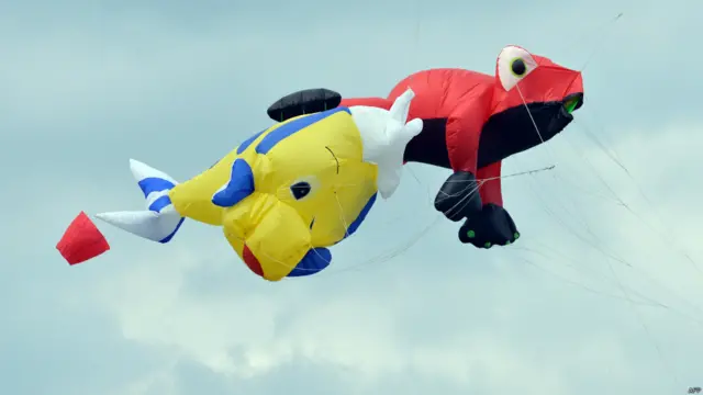 یورپ کے مختلف ممالک میں موسمِ بہار کے موقع پر پتنگ بازی کے میلوں میں ہزاروں افراد شرکت کرتے ہیں۔