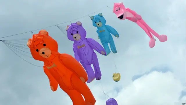 ریچھ اور گلابی رنگ کے چیتے جیسی پتنگ نے بھی لوگوں کو خوب لبھايا۔۔