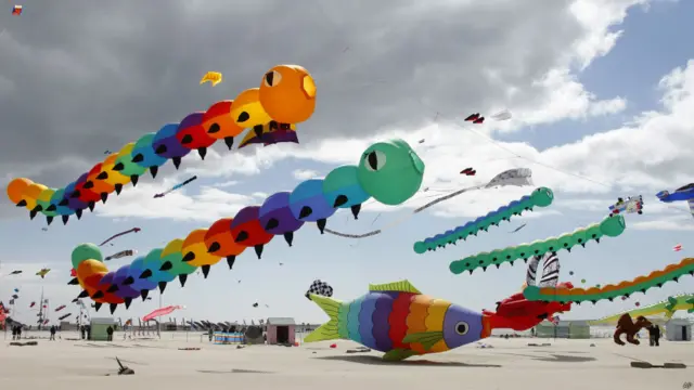 شمالی فرانس میں 28 ویں بین الاقوامی پتنگ فیسٹیول کے دوران پتنگوں نے آسمان پر قبضہ سا کر لیا۔