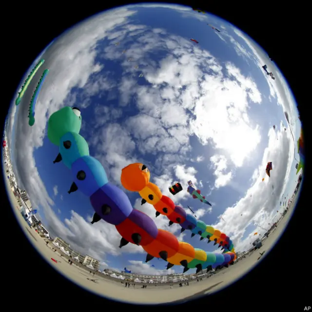 یہ تصویر شمالی فرانس میں بین الاقوامی پتنگ فیسٹیول کے دوران فش آئي لینز سے لی گئی ہے۔