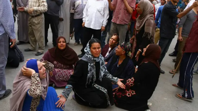 عائلة أحد الإخوان المحكوم عليهم بالإعدام تبكي خارج محكمة المنيا