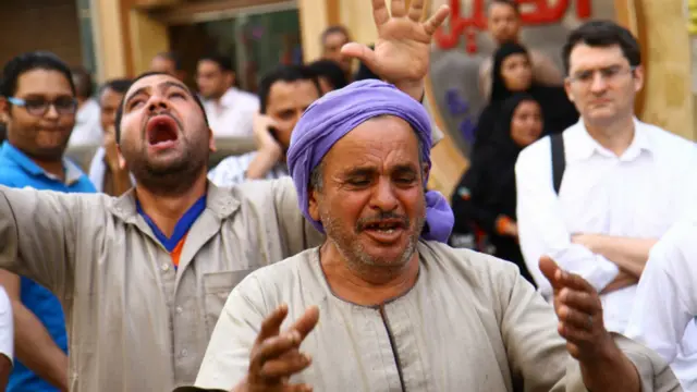 عائلة أحد الإخوان المحكوم عليهم بالإعدام تبكي خارج محكمة المنيا