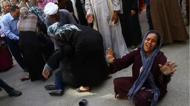 عائلة أحد الإخوان المحكوم عليهم بالإعدام تبكي خارج محكمة المنيا