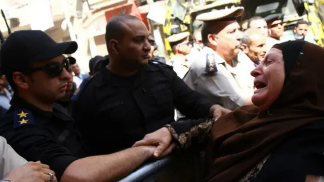 عائلة أحد الإخوان المحكوم عليهم بالإعدام تبكي خارج محكمة المنيا