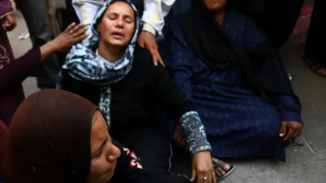 مدرعة تحمل رجال شرطة تؤمن محكمة المنيا أثناء نظر الحكم