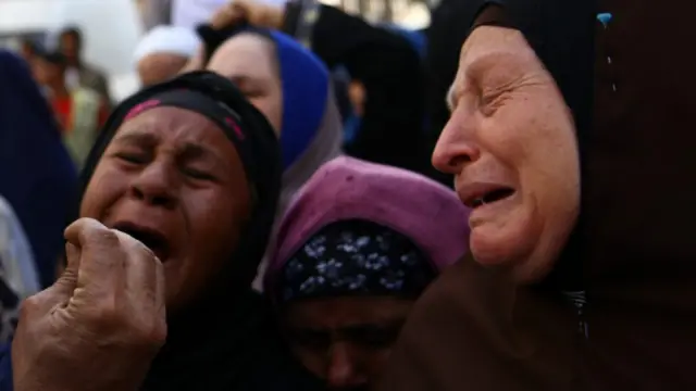 بكاء وعويل خارج محكمة المنيا بعد الحكم باعدام متهمين من جماعة الإخوان