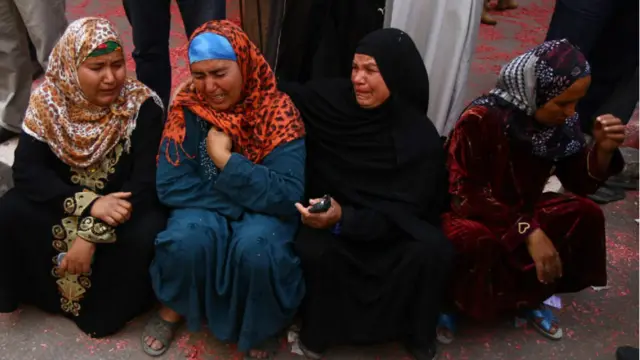 عائلات المتهمين المحكوم عليهم في المنيا يفترشون الأرض ويبكون بعد النطق بالحكم