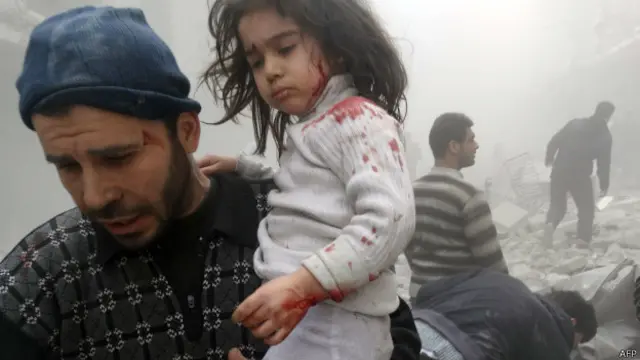 По данным правозащитников, в результате авианалетов погибли около 700 мирных граждан