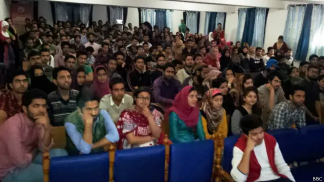 بی بی سی ہندی کے اس کیمپس ہینگ آوٹ میں تقریبا ڈھائی سو کشمیری طلبہ نے حصہ لیا