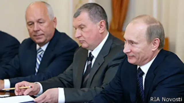 Под удар среди прочих попали ближайшие сторонники Владимира Путина - Сергей Чемезов (слева) и Игорь Сечин