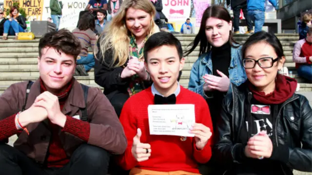 于音博(前排中)的竞选活动获得各国学生的支持