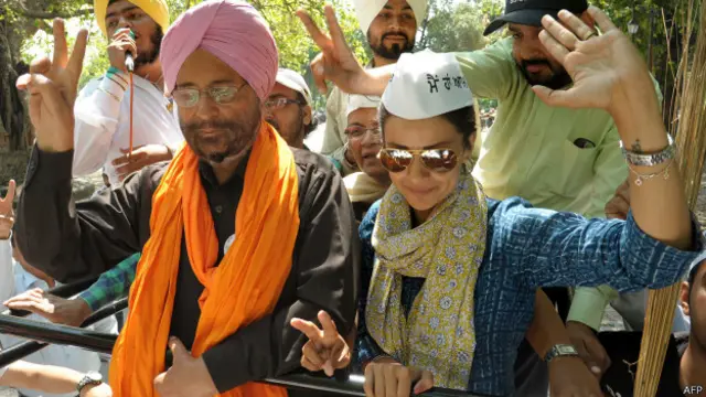 अमृतसर से आम आदमी पार्टी के उम्मीदवार दलजीत सिंह और साथ में गुल पनाग