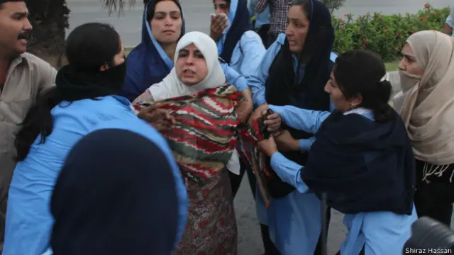 پولیس نے انھیں روکنے کی کوشش کی، جس کے بعد مظاہرین اور پولیس کے درمیان جھڑپیں ہوئیں۔