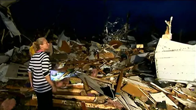 منازل محطمة جراء العاصفة والأعاصير التي ضربت الولايات المتحدة