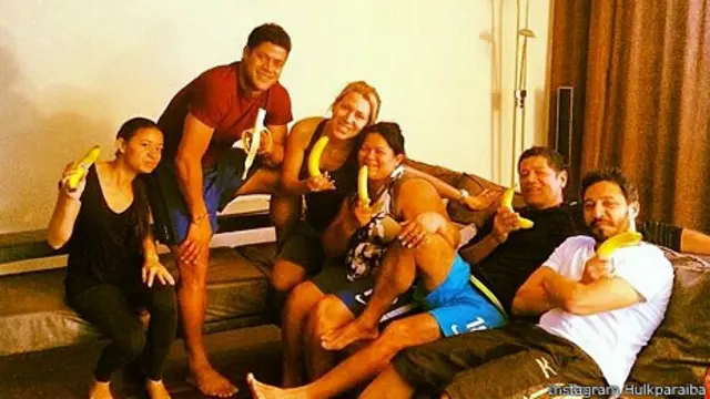 Hulk y un grupo de familiares amigos comiendo bananas