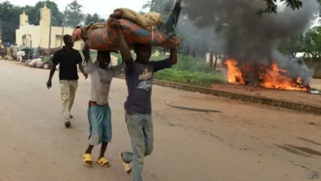 تتعرض منازل المسلمين وشركاتهم لعمليات النهب والسرقة بمجرد نزوحهم بعيدا عنها