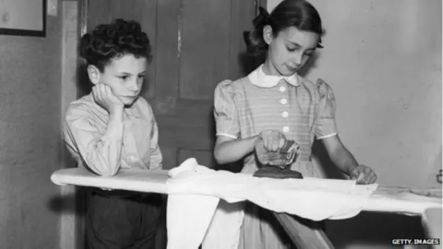 Anak-anak mengerjakan pekerjaan rumah tangga, Getty