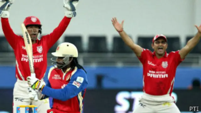 کرس گیل نے دو چھکّے اور دو چوکوں کی مدد سے محض سات گيندوں پر بیس رن بنائے