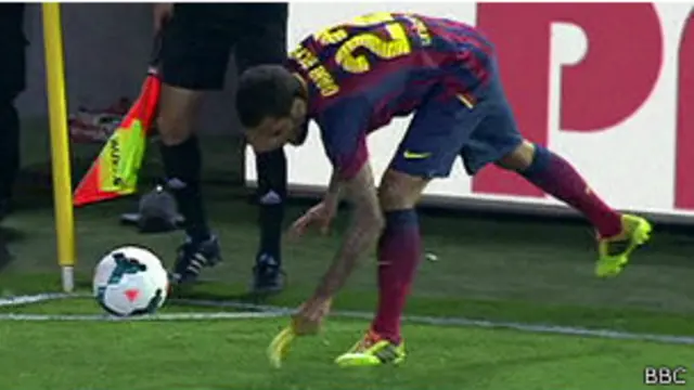 تناول ألفيش ثمرة الموز وأكلها قبل أداء الركلة الركنية