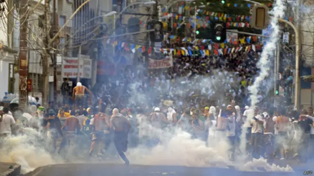 Manifestantes fecham acesso à arena Fonte Nova, em Salvador, durante protesto em junho de 2013. Foto: AFP