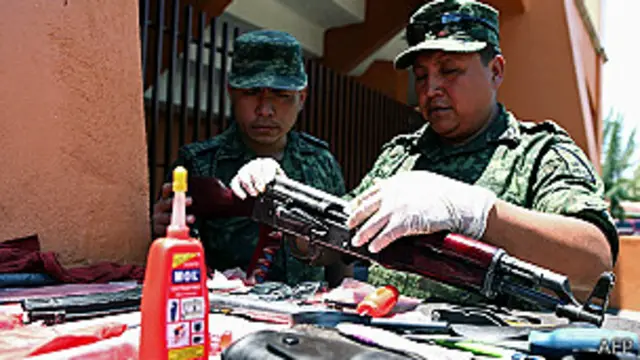 Soldados revisan armas de autodefensas