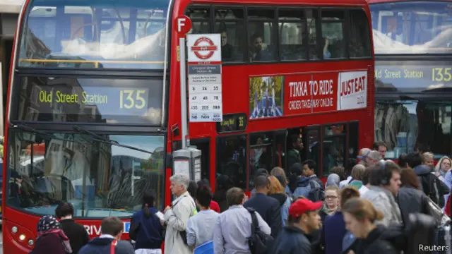 Пассажиры осаждают автобус в Лондоне 28 апреля