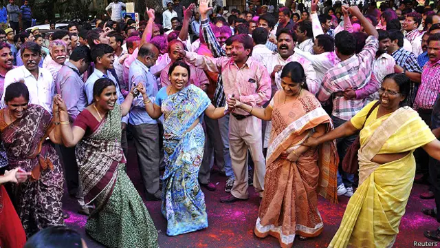 अलग तेलंगाना राज्य बनने की खुशी मनाते लोग