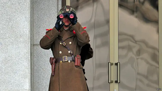 板门店非军事区一名朝鲜士兵用望远镜监视韩国一侧(12/3/2014)