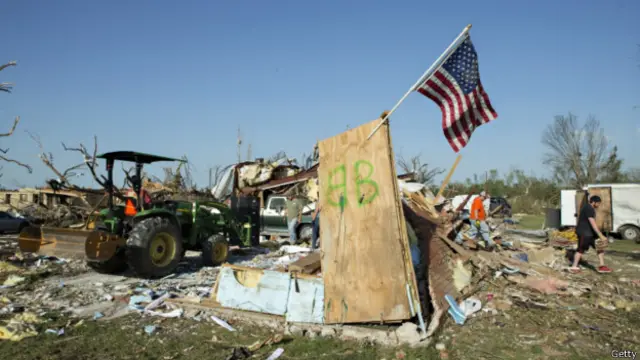 志愿者在阿肯色州五月花镇帮助灾民清理风灾现场(29/04/2014)