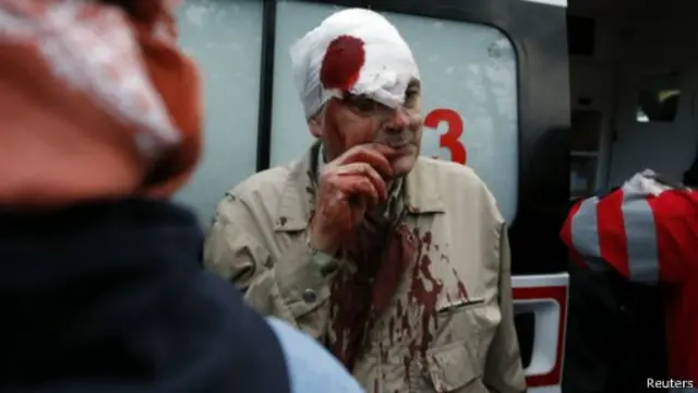 Раненый демонстрант в Донецке