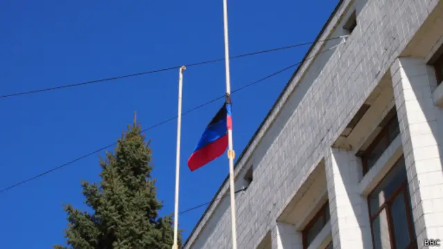 Цей прапор радше схожий на російський з перефарбованою у чорний білою смугою