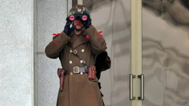 Северная Корея: военный смотрит в бинокль