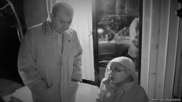 Ötən gecə təxminən saat 2-dən 7-ə qədər Leyla Yunus evinin qarşısında gözləyib, evində ordersiz axtarış-baxış aparılmasına icazə verməyib. (Müəllif: Mehman Hüseynov)