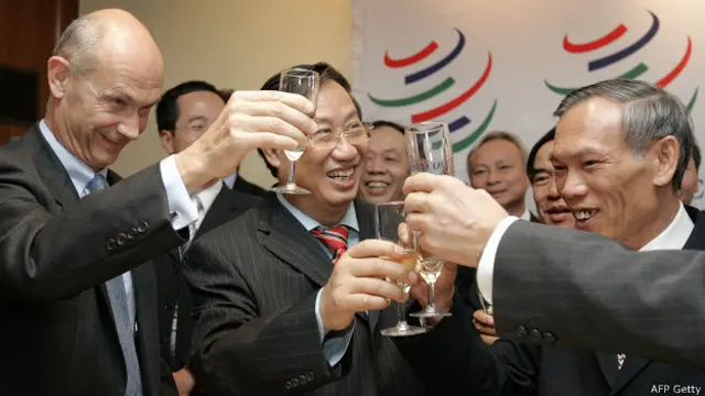 Ông Trương Đình Tuyển (góc phải) trong buổi ký kết với WTO năm 2006