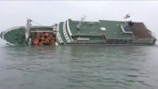 පාසල් ශිෂ්ය ශිෂ්යාවන් ඇතුළු තුන් සියයකට අධික පිරිසක් මරණයට පත් විය