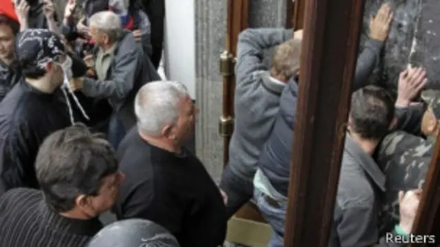 Separatçılar Şərqi Ukraynanın bir neçə şəhərində inzibati binaları nəzarət altında saxlayırlar. 