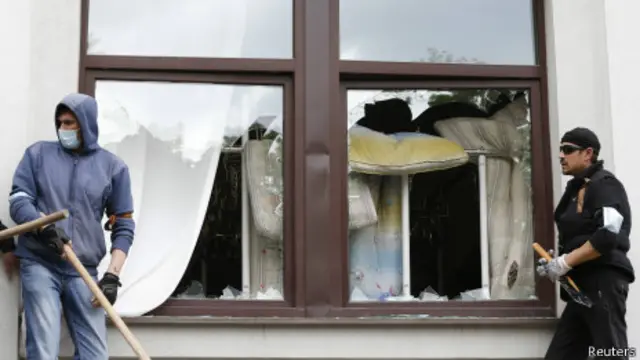 Activistas prorrusos frente a edificio de gobierno de Luhansk