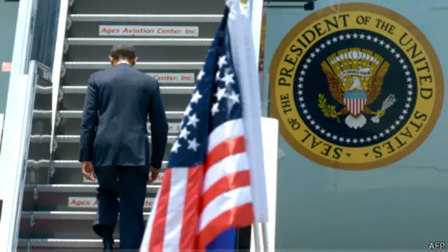 Президент США Барак Обама на трапе самолета (29 апреля 2014 г.)