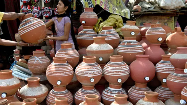 بھارت میں موسم گرما کے ساتھ ہی مشروبات کی مانگ میں اضافہ ہو جاتا ہے اور بجلی کی لوڈشیڈنگ کی وجہ سے لوگ پیاس بھجانے کے لیے مٹی کے کولر استعمال کرتے ہیں۔