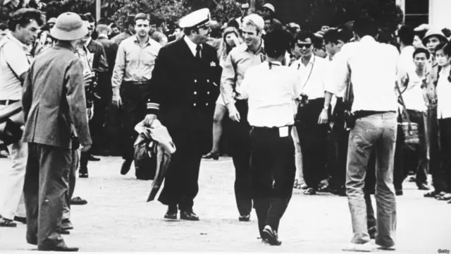 Nhắc lại lịch sử: phi công John McCain (giữa) rời sân bay Gia Lâm hôm 14/3/1973 để về Mỹ trên chuyến bay C-141A sau mấy năm trong tù ở Hỏa Lò, Bắc Việt Nam. Ông John McCain sau thành thượng nghị sỹ, ứng viên tổng thống và có nhiều động tác hòa giải với Hà Nội.