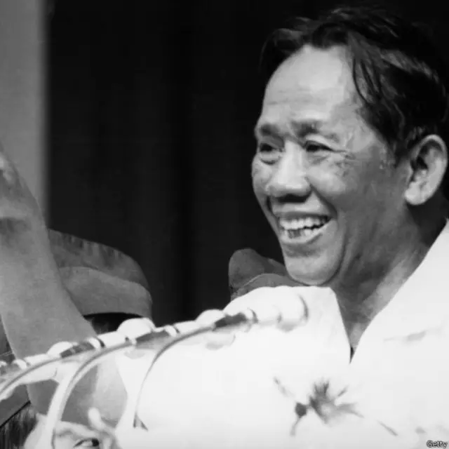 Về phía những người cộng sản, ông Lê Duẩn, Tổng Bí thư Đảng và lãnh tụ kháng chiến kiên quyết thực hiện cuộc chiến trên lễ đài sau chiến thắng của họ năm 1975 tại Sài Gòn.