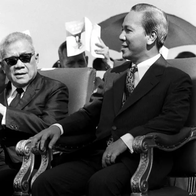 Cũng hình tư liệu chụp Phó Tổng thống Trần Văn Hương và Tổng thống Nguyễn Văn Thiệu tháng 11/1972.