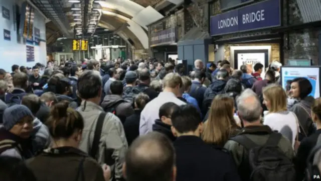 地铁站外排起长龙。