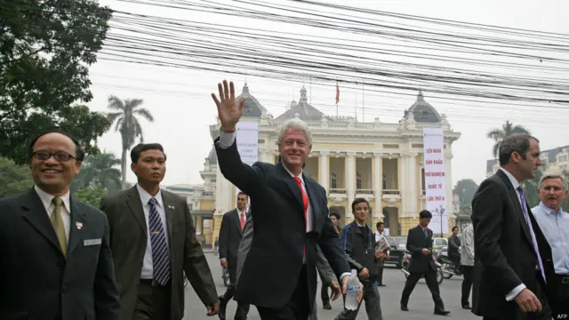 Nhưng bước ngoặt trong quan hệ Washington - Hà Nội là chuyến thăm của Tổng thống Bill Clinton đến Việt Nam năm 2000. Bản thân là người không đi quân dịch sang Việt Nam, ông Clinton làm nhiều hơn cả cho việc bình thường hóa quan hệ. Trong hình là chuyến thăm trở lại Hà Nội của ông năm 2006 để hỗ trợ Việt Nam chống HIV/Aids.